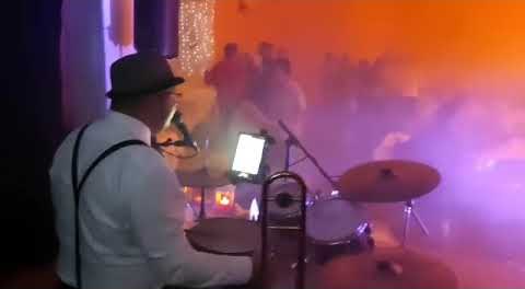 Svatební parket v mlze a barevných světlech, Duo BigBand hraje hostům